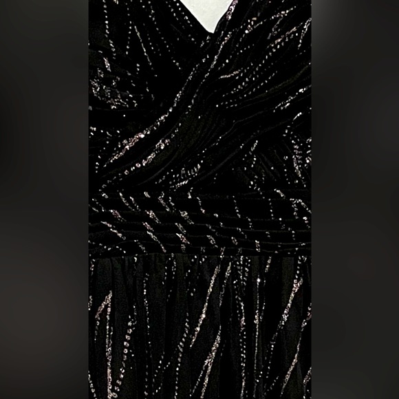 GORGEOUS PROM DRESS!!! Hailey Logan by Adrianna Papell. Size 3/4 - Picture 5 of 11